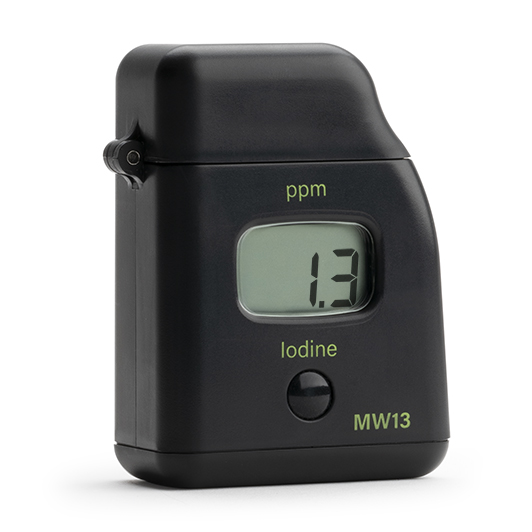 Milwaukee MW13 Digitaler Jodtester rechte Seitenansicht, geschlossen, ergonomisches Gehäuse, tragbares Photometer für Iodmessungen, robustes Design