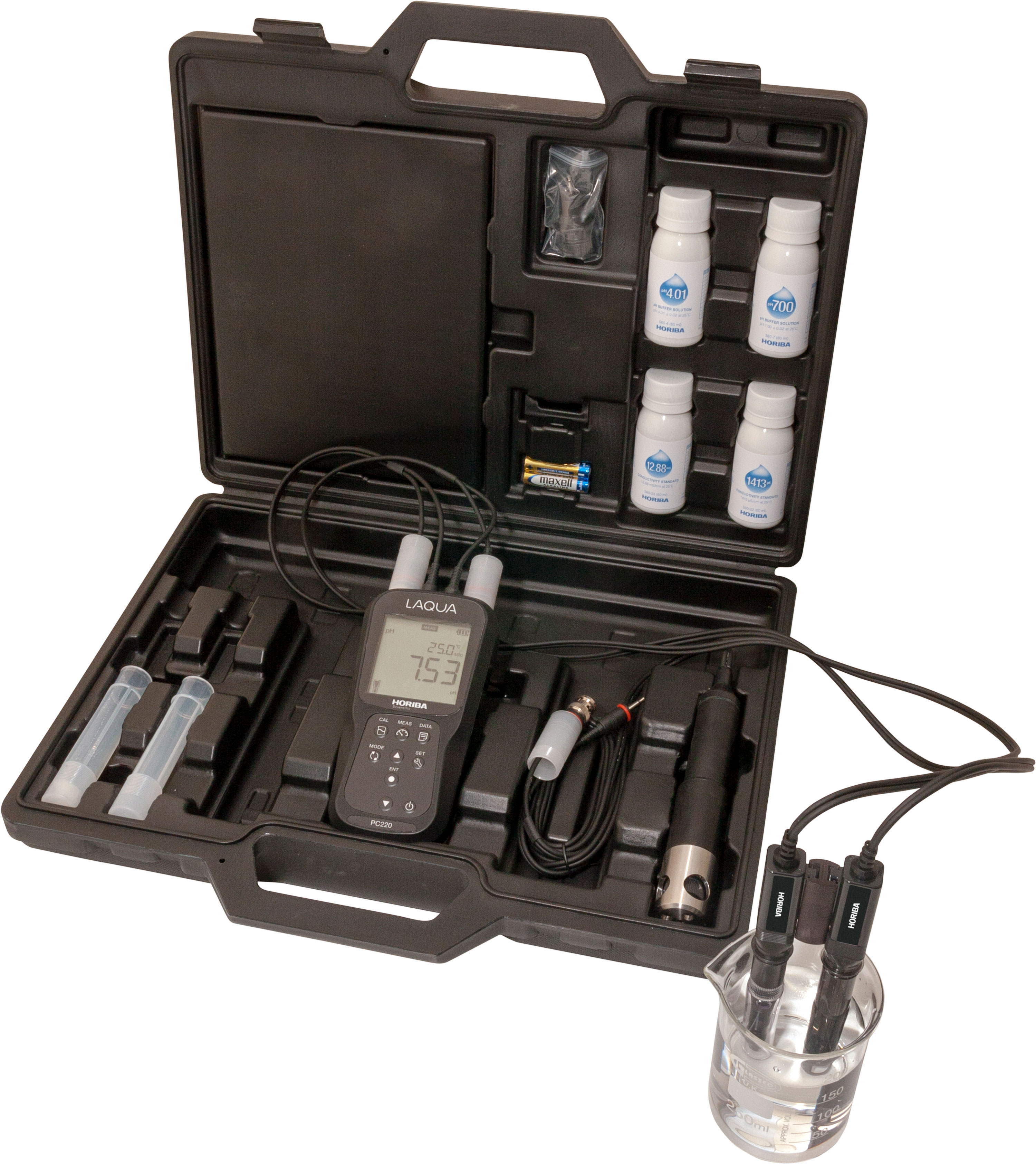 Horiba LAQUA PD210-Kit pH, ORP, Dissolved Oxygen and Temperature hand-held meter in carrying case offener Koffer mit Gerät und 2 Elektroden neben dem Koffer, Elektroden im Messbecher gesteckt