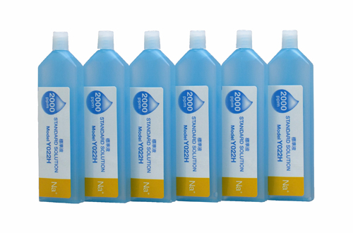 Horiba 2000ppm Natrium Ionen Standardlösung, Set mit 6 blauen Tropfflaschen nebeneinander