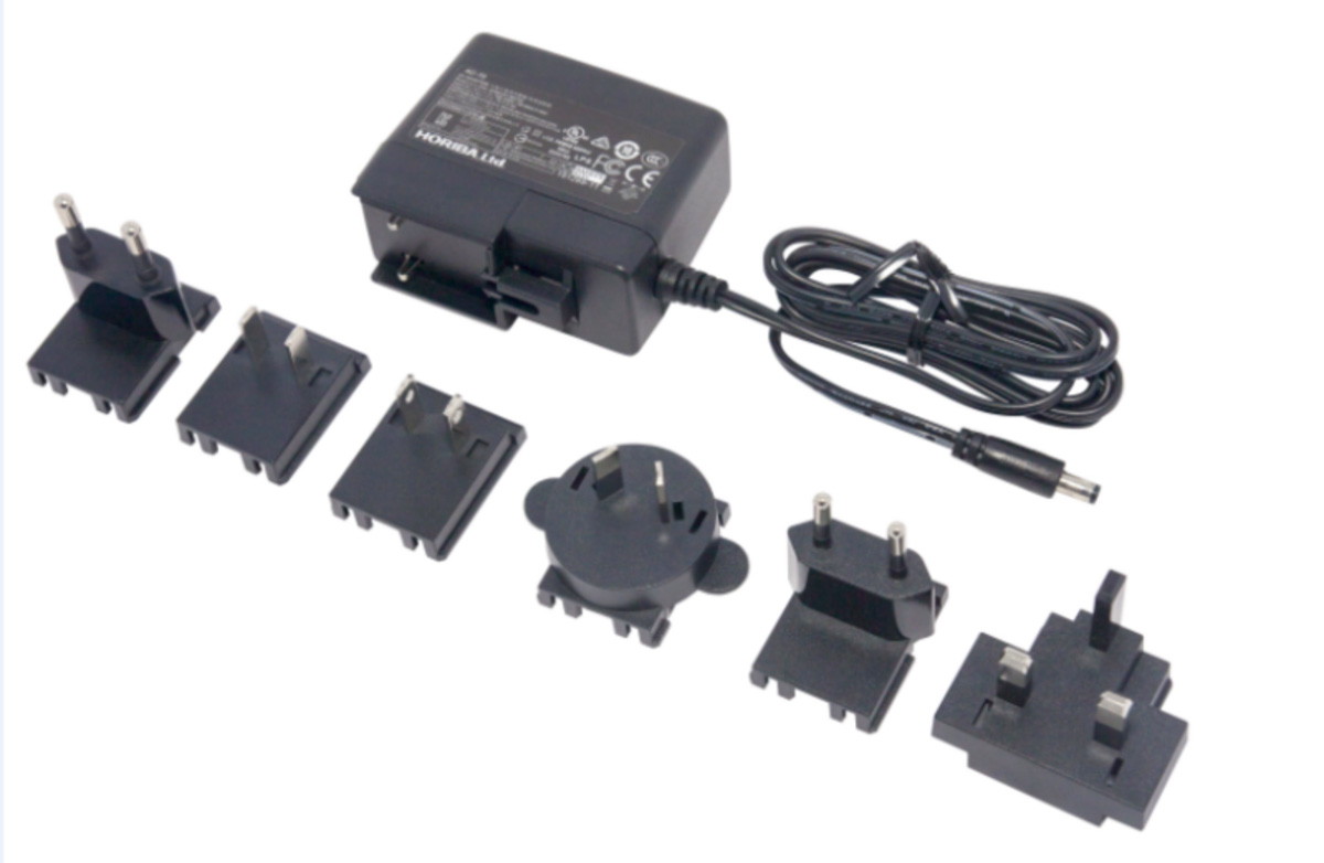 Universal power adaptor with 6 plugs Universal Netzteile mit 6 Steckern, schwarz