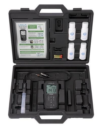 Horiba LAQUA EC210 kit conductivity, TDS, resistance, salinity and temperature hand-held meter in case Horiba LAQUA EC210 Handmessgerät mit Leitfähigkeitsmessung inklusive tauchbarer Sonde und Zubehör im offenen schwarzen Koffer, übersichtlich angeordnet