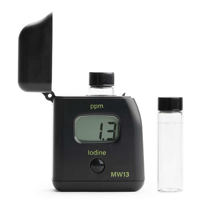 Milwaukee MW13 Jodtester Frontansicht geöffnet, Sicht auf Display und Reagenzienfach, ergonomisches, kompaktes Design, sofortige Iodmessung