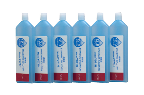 Horiba 12.9 mS/cm Conductivity Standard Solution (514-23) Horiba Kalibrierlösung 12.9 mS/cm weiße Flasche mit blauem Deckel, Frontansicht