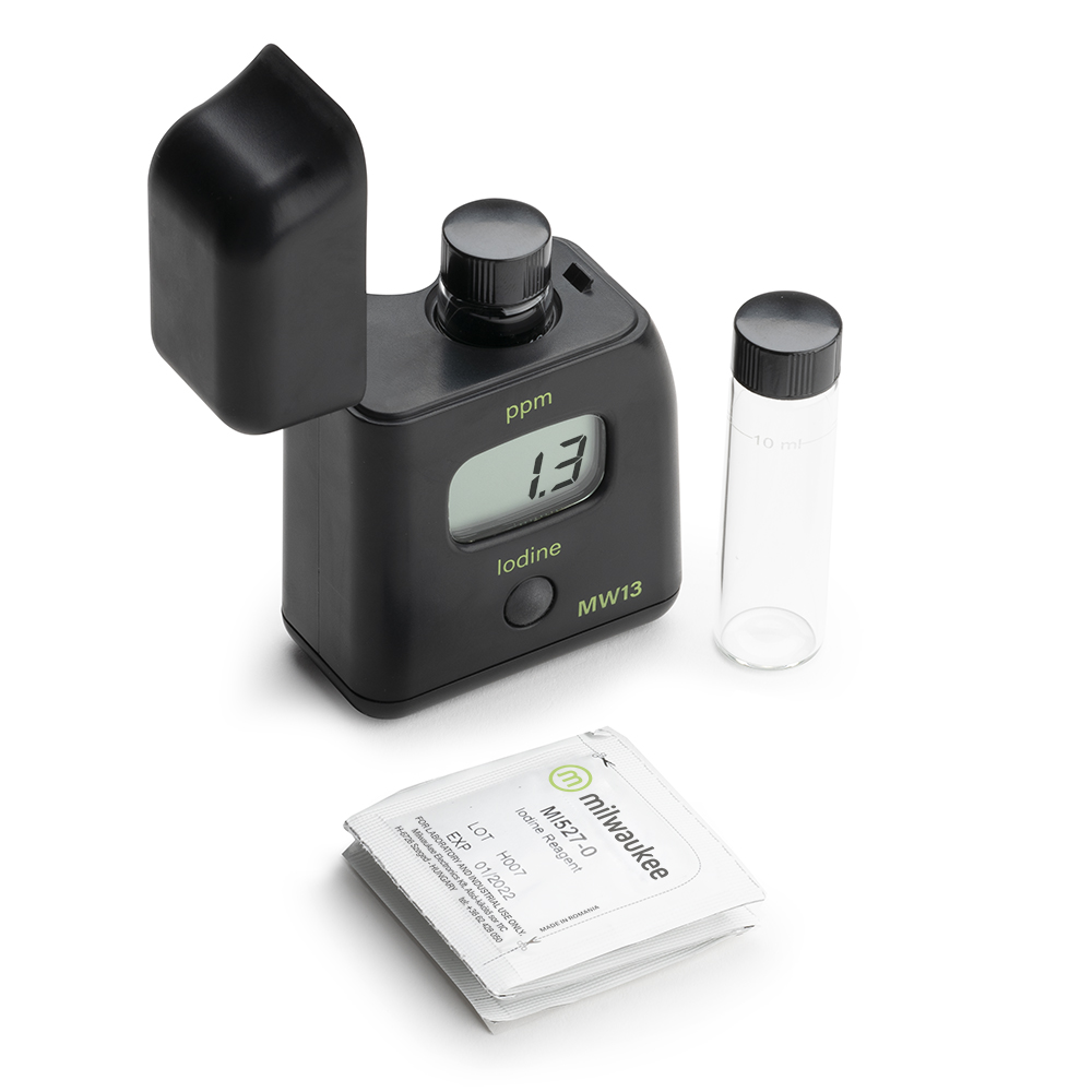 Milwaukee MW13 Jodtester seitliche Ansicht, geöffnet mit sichtbaren Pulverreagenzien, Zubehör für Iodbestimmung, handliches Design, leicht bedienbar