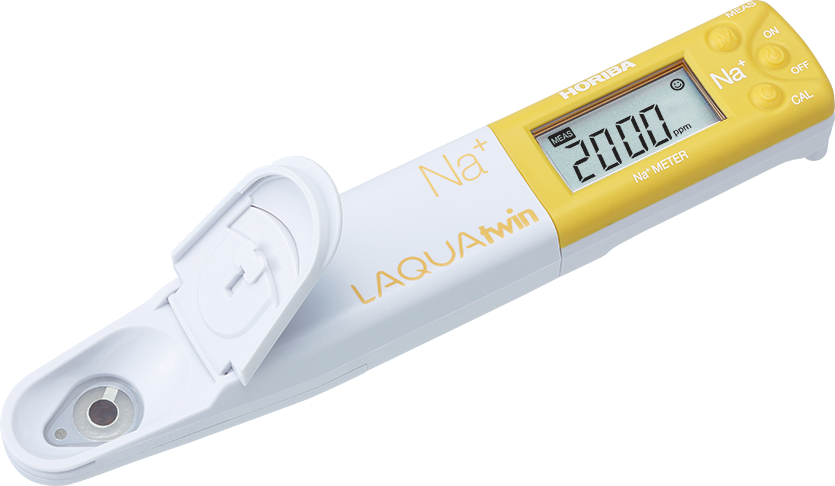 Horiba LAQUAtwin Sodium Ion Tester (Na+) with 2 calibration points and temperature measurement (Na-11) Horiba LAQUAtwin Natrium Ionen (Na+) Tester mit 2 Kalibrierpunkten und Temperatur Messung (Na-11) Detailaufnahme, Blick auf Sensor, Display ist an und zeigt Werte an.