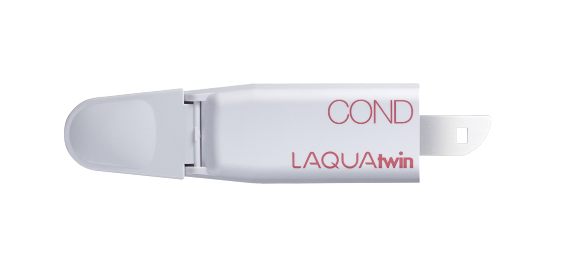 Horiba LAQUAtwin S070 Cond Replacement Sensor for EC-11, EC-22, EC-33 tester Horiba LAQUAtwin S070 Austauschsensor, geöffnete Sensorzunge mit sichtbarer Messfläche, passend für EC-11, EC-22, EC-33 Tester