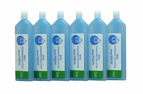 Horiba 5 % NaCl Standard Lösung Flasche Frontansicht mit Tropfspitze, Kalibrierungssignal deutlich sichtbar