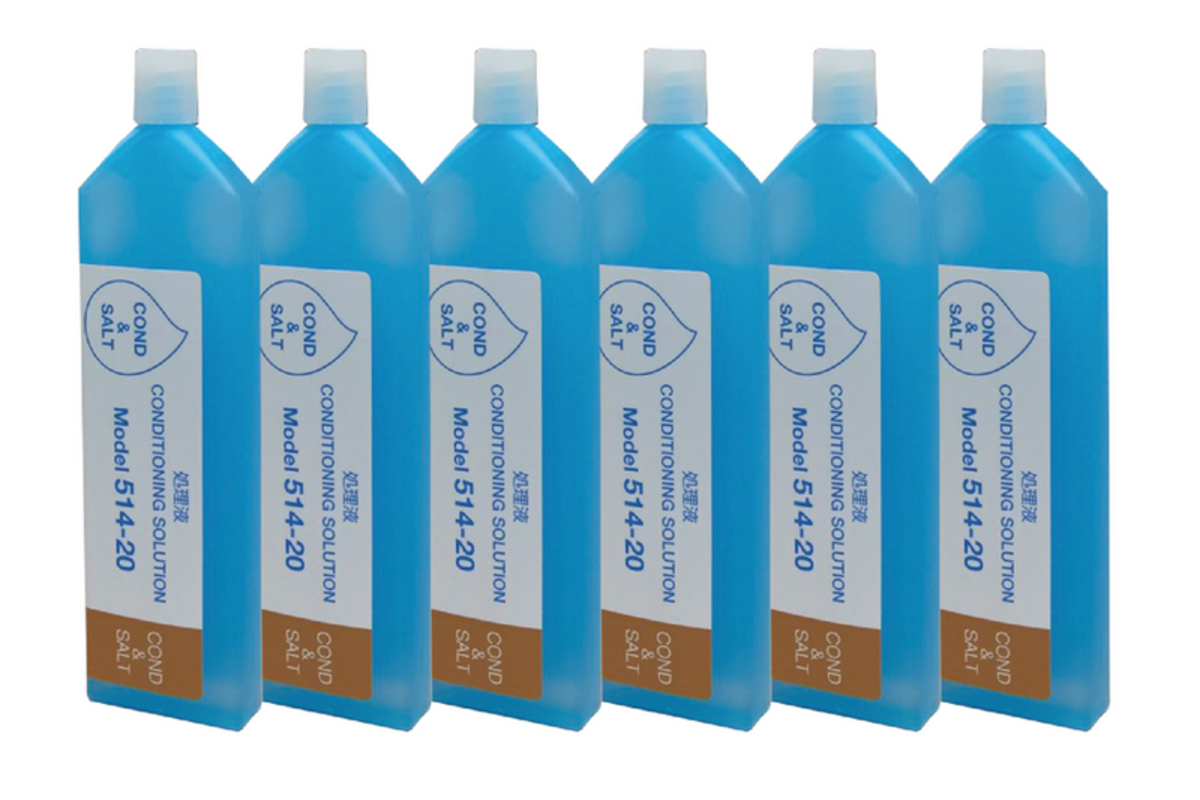 Auf dem Foto sind 6 Flaschen der Konditionierlösung zu sehen. Die Flaschen sind blau mit Etikett