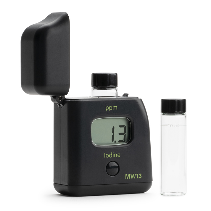 Milwaukee MW13 Digitaler Jodtester geöffnet, Frontansicht mit Display und Reagenzienfach, ergonomisches Gehäuse, Iodmessgerät für schnelle Ergebnisse